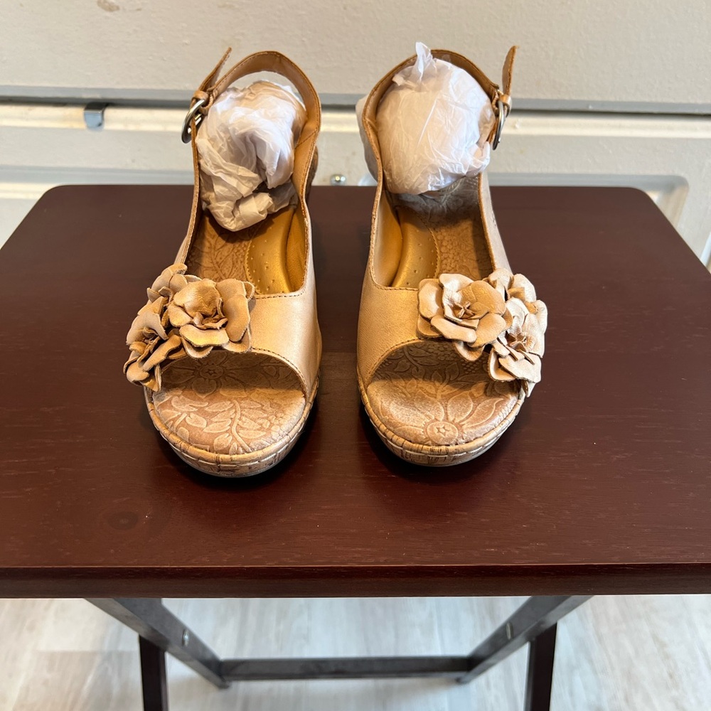 B•O•C Slingback PeepToe
Leather Flower Detail
Shimmering Nude Wedge
Heels Sz 9M